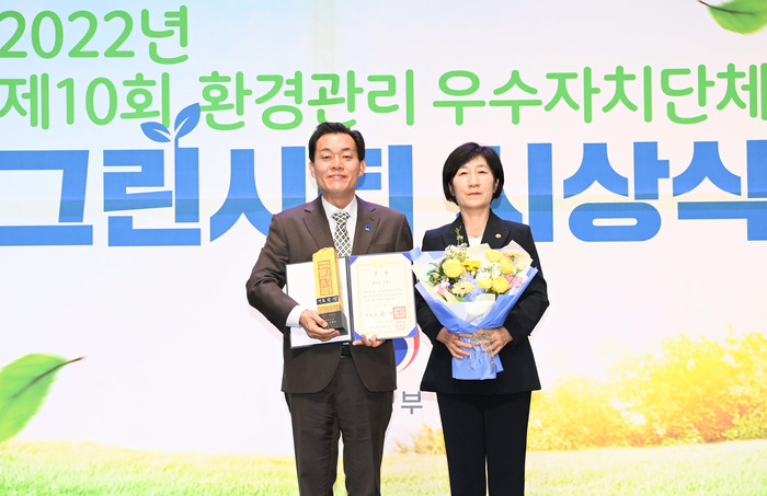 지난 10월 환경부 그린시티 시상식에서 대상을 받은 이재준 수원특례시장과 한화진 환경부 장관이 기념촬영을 하고 있다.