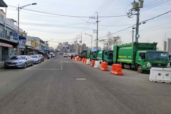 평택시(시장 정장선)가 지난 1일부터 통복재래시장 생활 쓰레기 수거방식을 거점수거에서 청소차량에 직접 배출하는 방식의 ‘배출수거시간제’를 도입하여 시행하고 있다