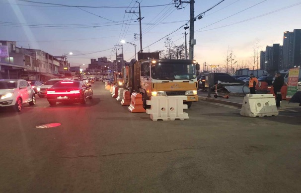 평택시(시장 정장선)가 지난 1일부터 통복재래시장 생활 쓰레기 수거방식을 거점수거에서 청소차량에 직접 배출하는 방식의 ‘배출수거시간제’를 도입하여 시행하고 있다