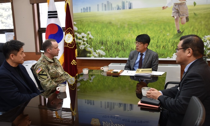 평택시의회 유승영 의장은 6일 시의회 의장실에서 미 육군 험프리스 수비대 기지 사령관인 세스 C. 그레이브스 대령(COL Seth C. Graves)과 환담을 나눴다. ©