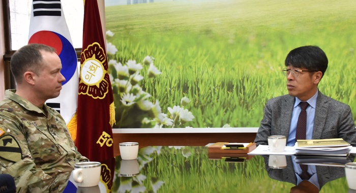 평택시의회 유승영 의장은 6일 시의회 의장실에서 미 육군 험프리스 수비대 기지 사령관인 세스 C. 그레이브스 대령(COL Seth C. Graves)과 환담을 나눴다. ©