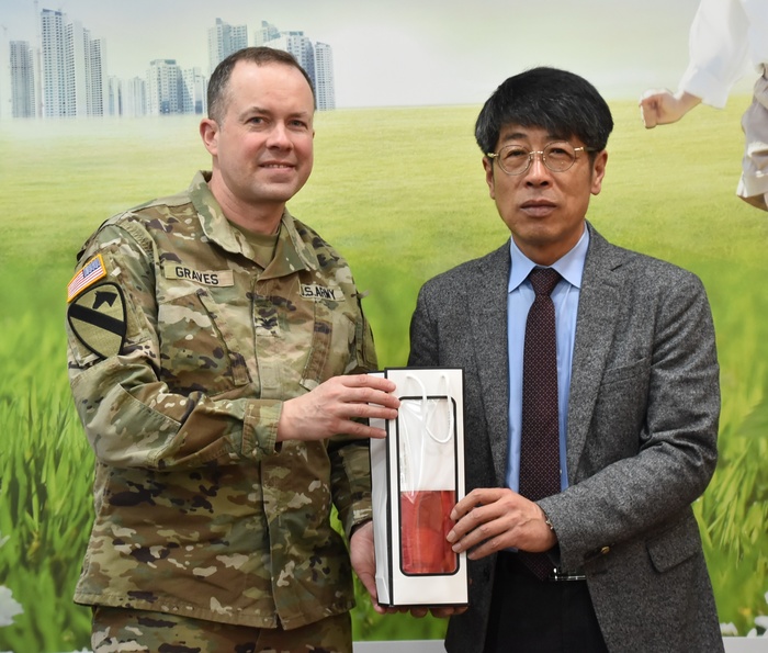평택시의회 유승영 의장은 6일 시의회 의장실에서 미 육군 험프리스 수비대 기지 사령관인 세스 C. 그레이브스 대령(COL Seth C. Graves)과 환담을 나눴다. ©