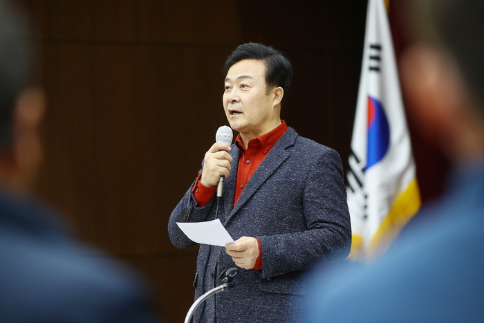 김성제 의왕시장이 6개 동 주민센터에서 개최한 ‘2023년 새해맞이 주민과의 대화’에서 소통을 하고 있다.