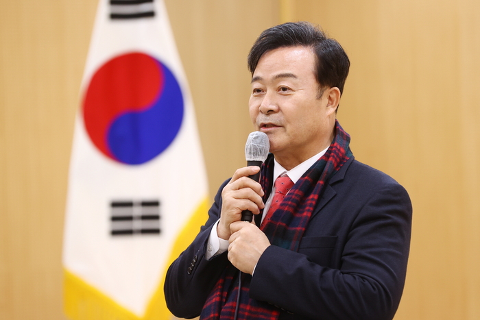 김성제 의왕시장이 6개 동 주민센터에서 개최한 ‘2023년 새해맞이 주민과의 대화’에서 소통을 하고 있다.