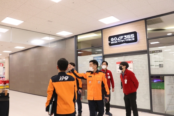 파주소방서는 지난 10일 현문현답 화재예방 컨설팅을 위해 서장이 직접 홈플러스 파주 문산점을 방문하여 현장점검을 실시했다.