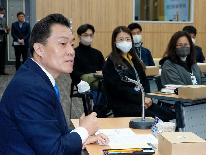 이재준 수원시장이 2023 수원시 SNS 서포터즈가 발대식에서 인사말을 하고 있다. ©