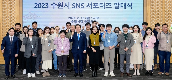 이재준 수원시장(앞줄 가운데)과 2023 수원시 SNS 서포터즈가 발대식 후 함께하고 있다. ©