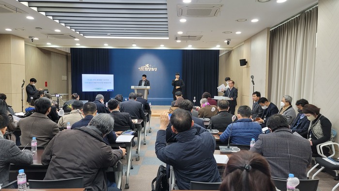 신광호 안전정책과장이 16일 오전 10시 시청5층 대강당에서 ‘2023년 맞춤형 공장화재 저감대책 지원사업’ 추진 등을 알리는 시정브리핑에서 설명을 하고 있다. / 김교민 기자