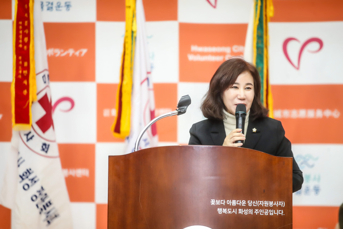 화성시의회(의장 김경희)는 2023. 2. 13.(목) 화성시자원봉사센터에서 열린 대한적십자봉사회 화성시지구협의회장 이·취임식에 참석, 김경희 의장이 인사말을 하고 있다.