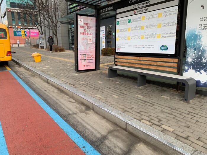 용인특례시 '시민안전' 최우선, 수지구가 버스정류소 보행안전을 위해 미끄럼 방지판을 설치했다 ©