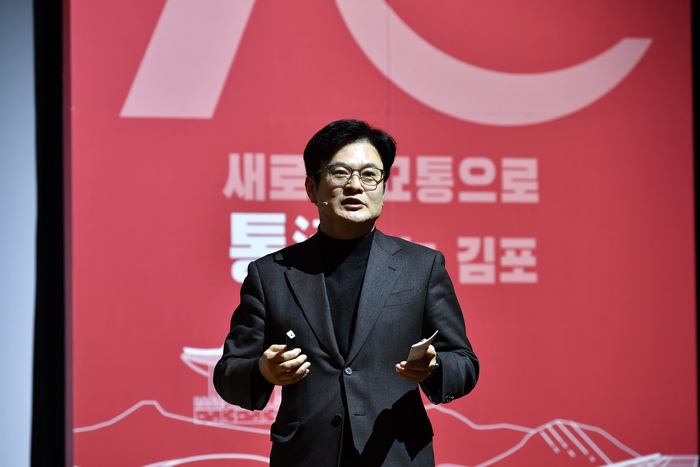 김병수 김포시장이 17일 오후 김포아트홀 3층 공연장에서 열린 ‘2023 시정설명회’ 참석, 시민들을 향해 시정계획을 설명하고 있다.