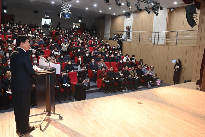 조용익 부천시장이 시정설명회 ‘출발부천’에서 지역 현안에 대해 이야기하고 있다