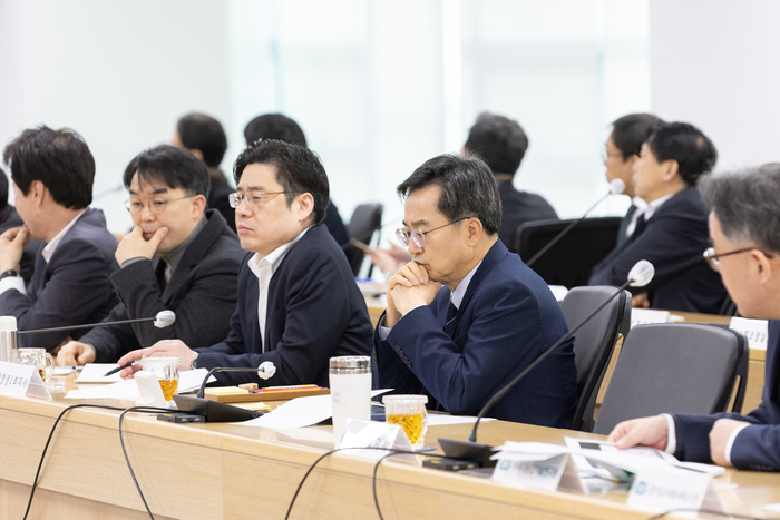 23일 오전 경기도청 다목적회의실에서 김동연 경기도지사, 오병권 행정1부지사, 경기도 실 ,국장 등이 하정우 네이버 AI 랩 연구소장의 「ChatGPT 시대 초거대 AI 생태계의 현재와 미래」 강연을 듣고 있다.