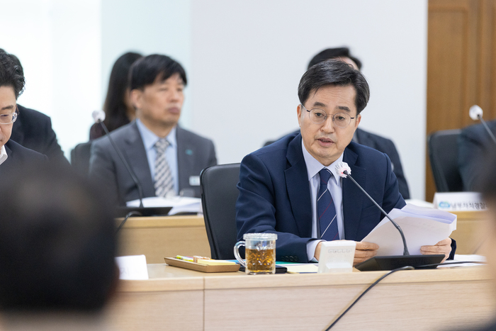 23일 오전 경기도청 다목적회의실에서 김동연 경기도지사, 오병권 행정1부지사, 경기도 실 ,국장 등이 참석한 가운데 도정 열린회의가 열리고 있다.