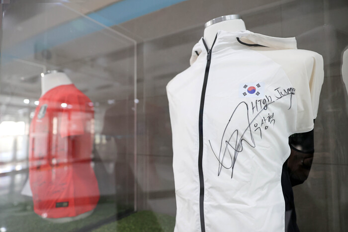스마일 점퍼' 우상혁 선수가 착용하고 뛰었던 유니폼을 선보이는 전시대 모습 ©