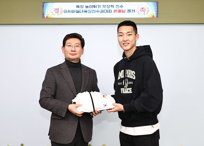 우상혁 선수는 지난 14일 귀국 후 첫 일정으로 이상일 용인특례시장을 만나 자신이 입고 뛰었던 유니폼을 선물했다.