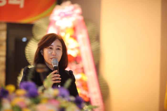 김경희 화성시의회 의장이 2023. 2. 22.(수) 화성시 소상공인 연합회에서 개최한 신년인사회에 참석, 축사를 하고 있다.