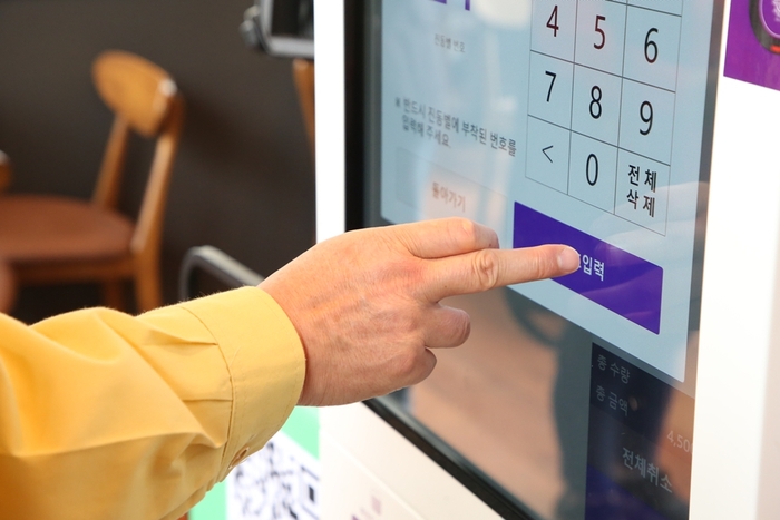 최대호 안양시장이 2021년 4월 시청앞 커피숍에서 신중년 스마트생활 현장실습을 함께하고 있다.