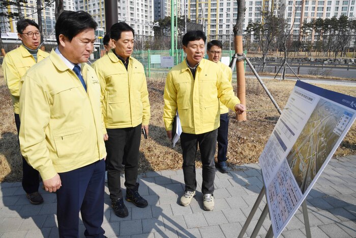 임병택 시흥시장이 여름철 재해·안전사고로부터 빈틈없는 안전망을 구축하고자 23일 시흥 안현교차로(안현동 170-2번지)에서 유관기관 합동회의와 현장점검을 실시했다.