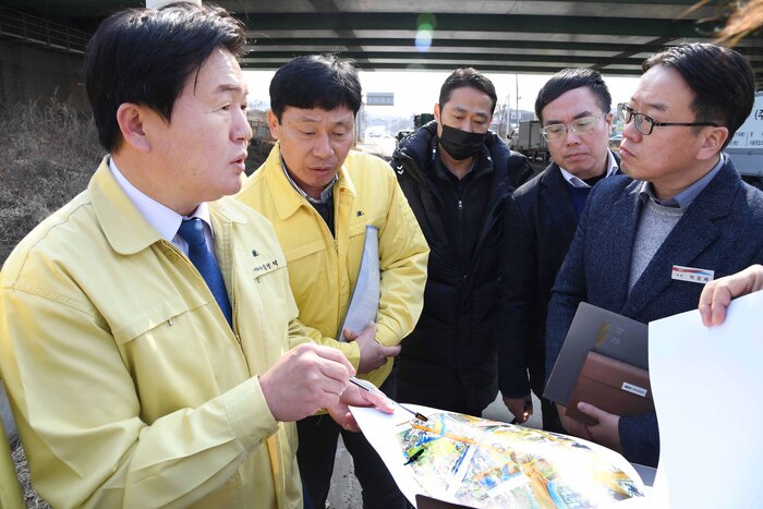 임병택 시흥시장이 여름철 재해·안전사고로부터 빈틈없는 안전망을 구축하고자 23일 시흥 안현교차로(안현동 170-2번지)에서 유관기관 합동회의와 현장점검을 실시했다.