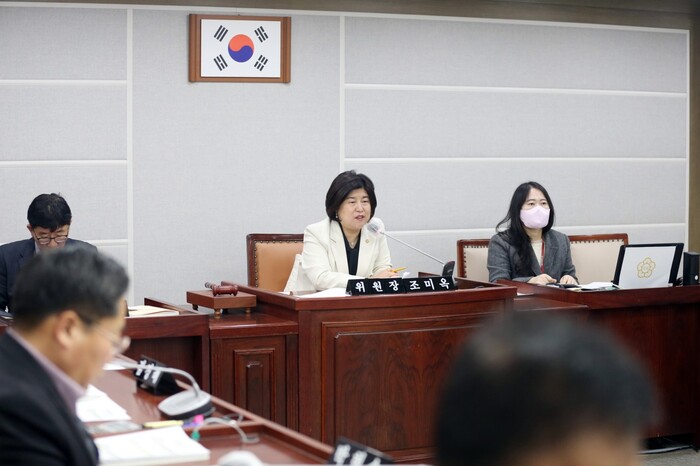 수원특례시의회 도시환경위원회(위원장 조미옥)는 제373회 임시회 중인 23일 조례안 등 4건의 안건을 심사했다.