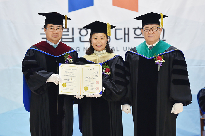 한경국립대학교(총장 이원희)는 2023년 2월 22일 전기 학위수여식을 맞아 박혜린 옴니시스템 대표에게 명예 경영학박사 학위를 수여하였다.