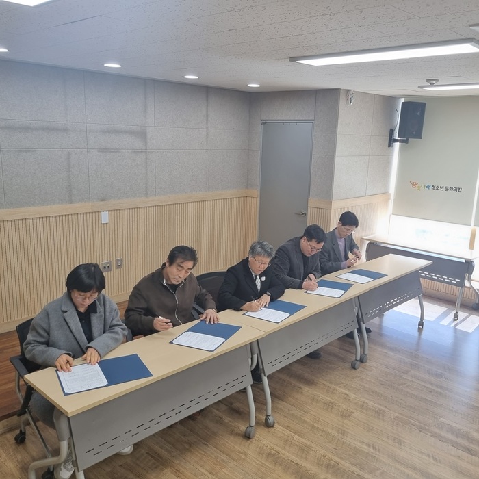 오산시(시장 이권재)는 지난 22일 오산시 청소년시설 4개 기관과 사단법인 아동·청소년보호협회 오산시지회가 관내 아동·청소년 보호와 지원을 위한 업무협약을 체결했다