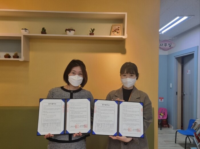 ‘드림스타트 아동을 위한 검사 및 치료비 지원 협약’ 체결 후 기념촬영을 하고 있다.