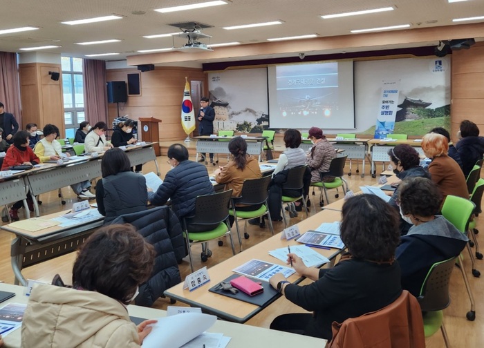 수원시는 경기국제공항 건설 사업에 대한 정확한 정보를 주민들에게 공유하여, 이해도를 높이기 위해 ‘찾아가는 주민 설명회’를 개최한다. ©