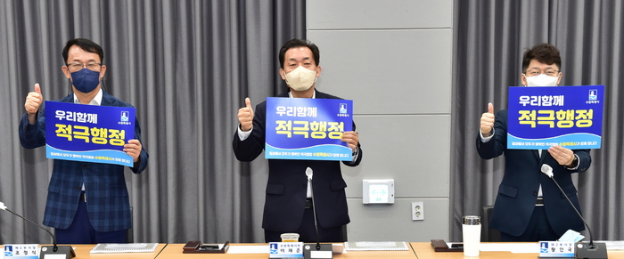 이재준 수원특례시장(가운데), 조청식 제1부시장(왼쪽), 황인국 제2부시장이 지난해 9월 적극행정 실천을 다짐 운동에 참여하고 있다.