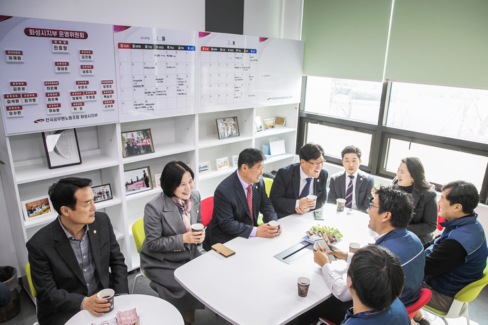 화성시의회 기획행정위원회(위원장 이은진)는 지난 28일 시청 내 전국공무원노동조합 화성시지부(지부장 진호창) 사무실을 방문해 지부 운영위원들을 격려하며 소통하는 시간을 가졌다.