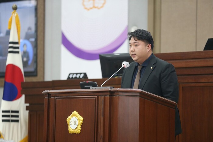수원특례시의회 정종윤 의원(국민의힘, 행궁‧지‧우만‧인계동)이 28일 열린 제373회 수원시의회 임시회 제2차 본회의에서 ‘수원시 마을버스 지원 대책 마련’을 촉구했다.