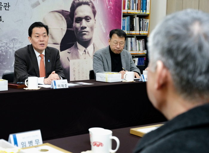 이재준 수원시장이 간담회에서 발언하고 있다.