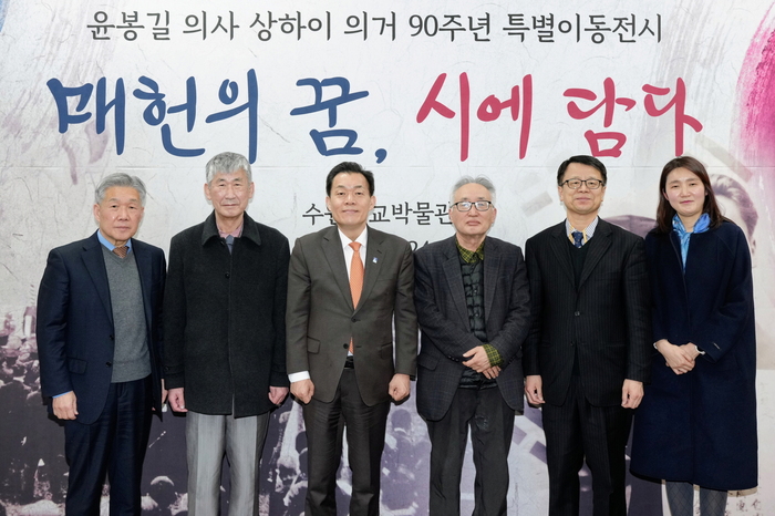 이재준 시장(왼쪽 3번째)이 간담회 참석자들과 함께하고 있다.