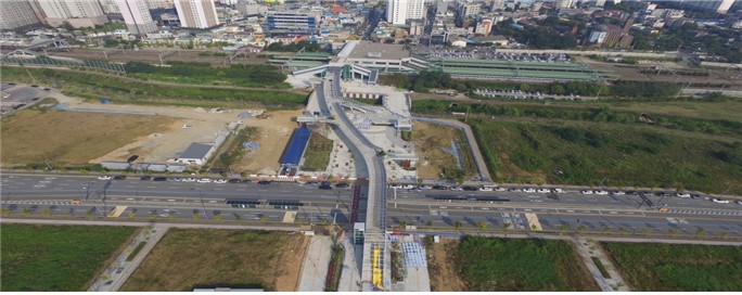 평택시(시장 정장선)는 고덕동 1692-71번지 일원 서정리역과 고덕신도시를 연결하는 공중보행교를 지난 2월 27일 임시 개통을 했다.