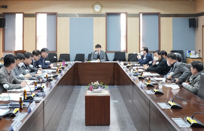 평택시의회 이기형 산업건설위원장은 28일 시의회 3층 간담회장에서‘고덕면 방축리 개발사업에 따른 현안 간담회’를 개최했다.