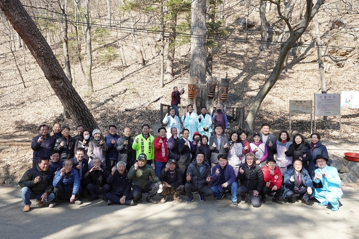 광주시 남한산성면은 지난 26일 엄미리 마을의 무병과 안녕을 기원하는 ‘엄미리 장승제’를 개최했다.