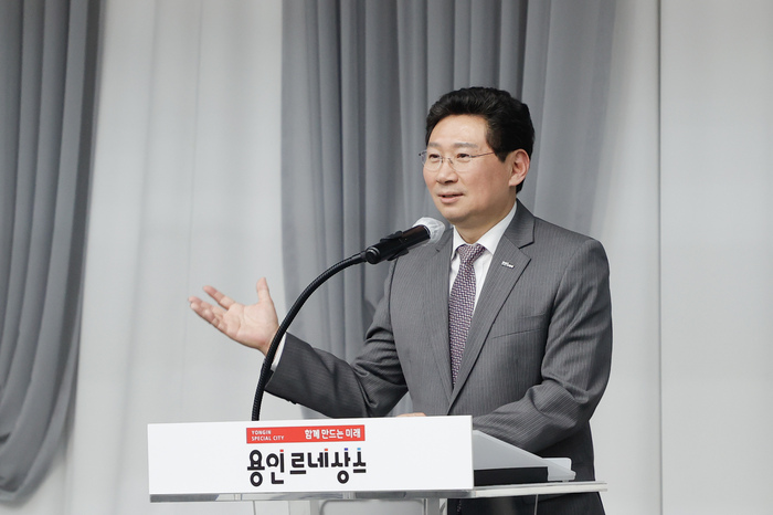 27일 시청 컨벤션홀에서 열린 ‘2023년 용인시 SNS시민 서포터즈’ 발대식에 참석한 이상일 용인특례시장이 인사말을 하고 있다.