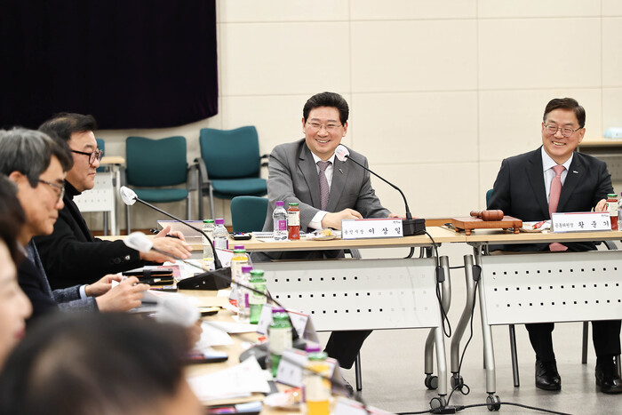 27일 시청 비전홀에서 열린 ‘용인시 반도체산업 경쟁력강화위원회’ 에 참석한 이상일 용인특례시장.