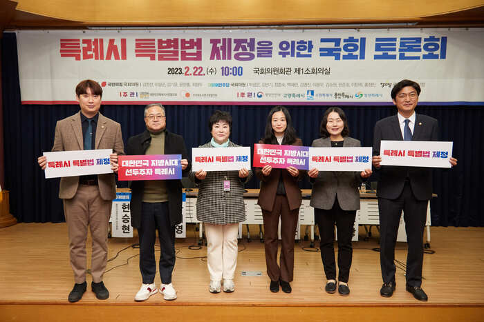 왼쪽부터) 용인특례시의회 이상욱 의원, 김길수 의원, 장정순 위원장, 기주옥 의원, 신나연 의원, 박인철 의원