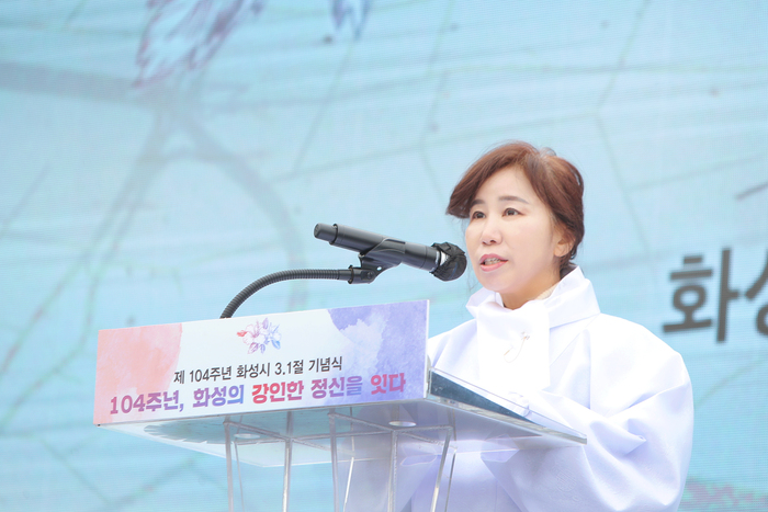 김경희 화성시의회 의장이 1일 송산3·1기념공원에서 열린 104주년 3·1절 기념식에서 기념사를 하고 있다.