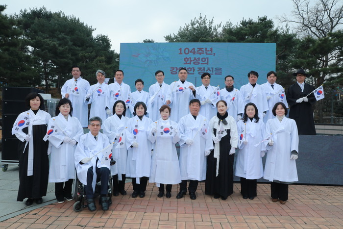 화성시의회 의원들이 송산3·1기념공원에서 열린 104주년 3·1절 기념식 후 ‘대한독립만세’를 외치고 있다.