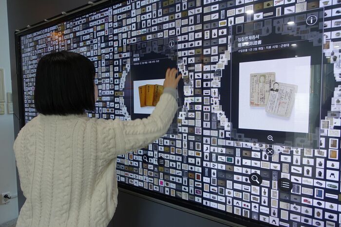 한 시민이 인터렉티브 스마트 미디어월 아카이브를 체험하고 있다.