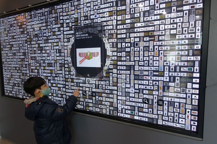 한 어린이가 인터렉티브 스마트 미디어월 아카이브를 체험하고 있다.