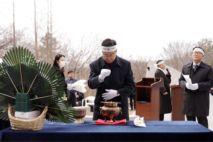 신상진 성남시장은 제104주년 3·1절을 맞아 분당구 율동에 위치한 ‘성남 3·1 만세운동기념탑’을 참배하고, 성남문화원에서 개최한 기념식에 참석했다.