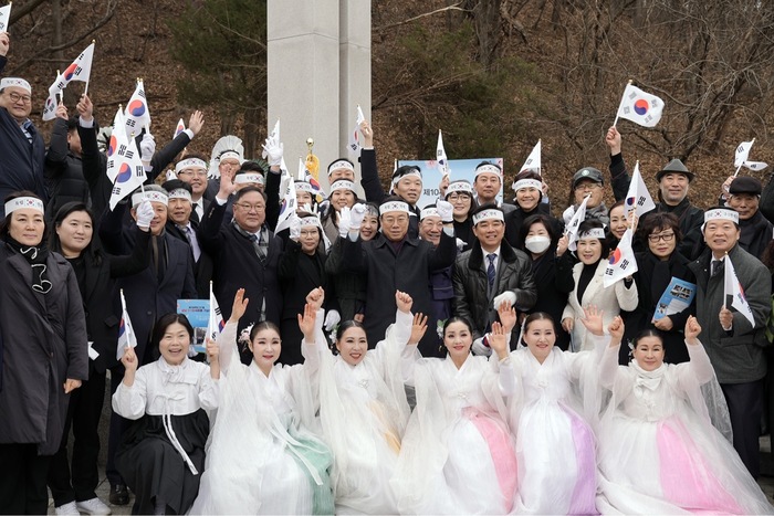 신상진 성남시장은 제104주년 3·1절을 맞아 분당구 율동에 위치한 ‘성남 3·1 만세운동기념탑’을 참배하고, 성남문화원에서 개최한 기념식에 참석했다.