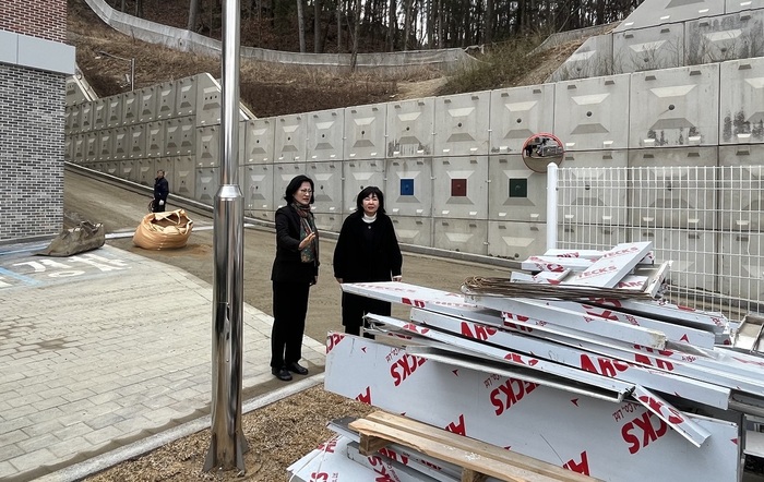 3월 1일, 광주시의회 주임록 의장과 황소제 행정복지위원장 및 의회 관계자 일행이 능평초등학교 개교(3월 2일)를 맞아 학교를 방문해 사전 현장점검을 추진했다.