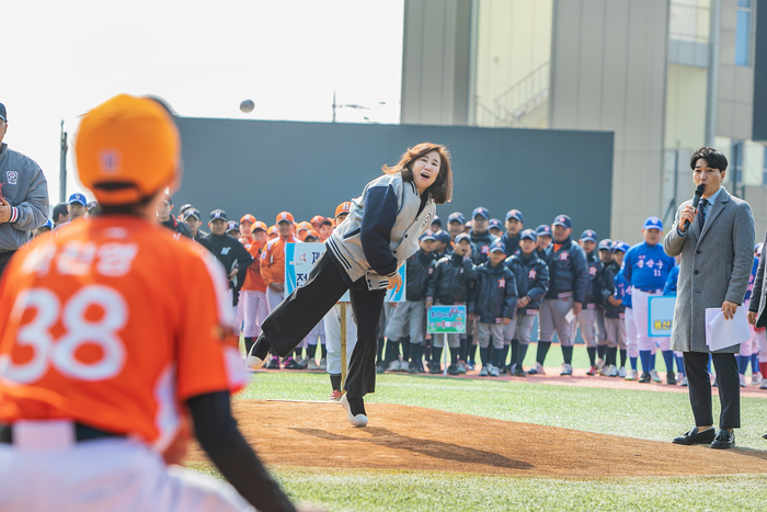 김경희 화성시의회 의장이 시구를 하고 있다.