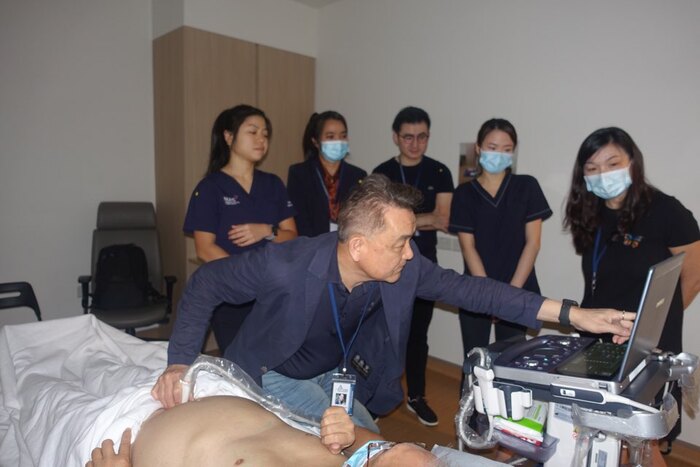 성남시의료원 하영록 실장은 '2023 싱가포르 응급의학회 학술대회에 참석했다.(하영록 실장이 초음파 워크숍 실지훈련 ( 핸즈온 실습 ) 하는 모습) ©