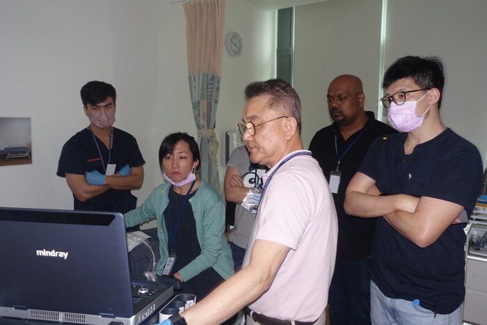 성남시의료원 하영록 실장은 '2023 싱가포르 응급의학회 학술대회에 참석했다. (하영록 실장이 초음파 워크숍 실지훈련 ( 핸즈온 실습 ) 하는 모습) ©